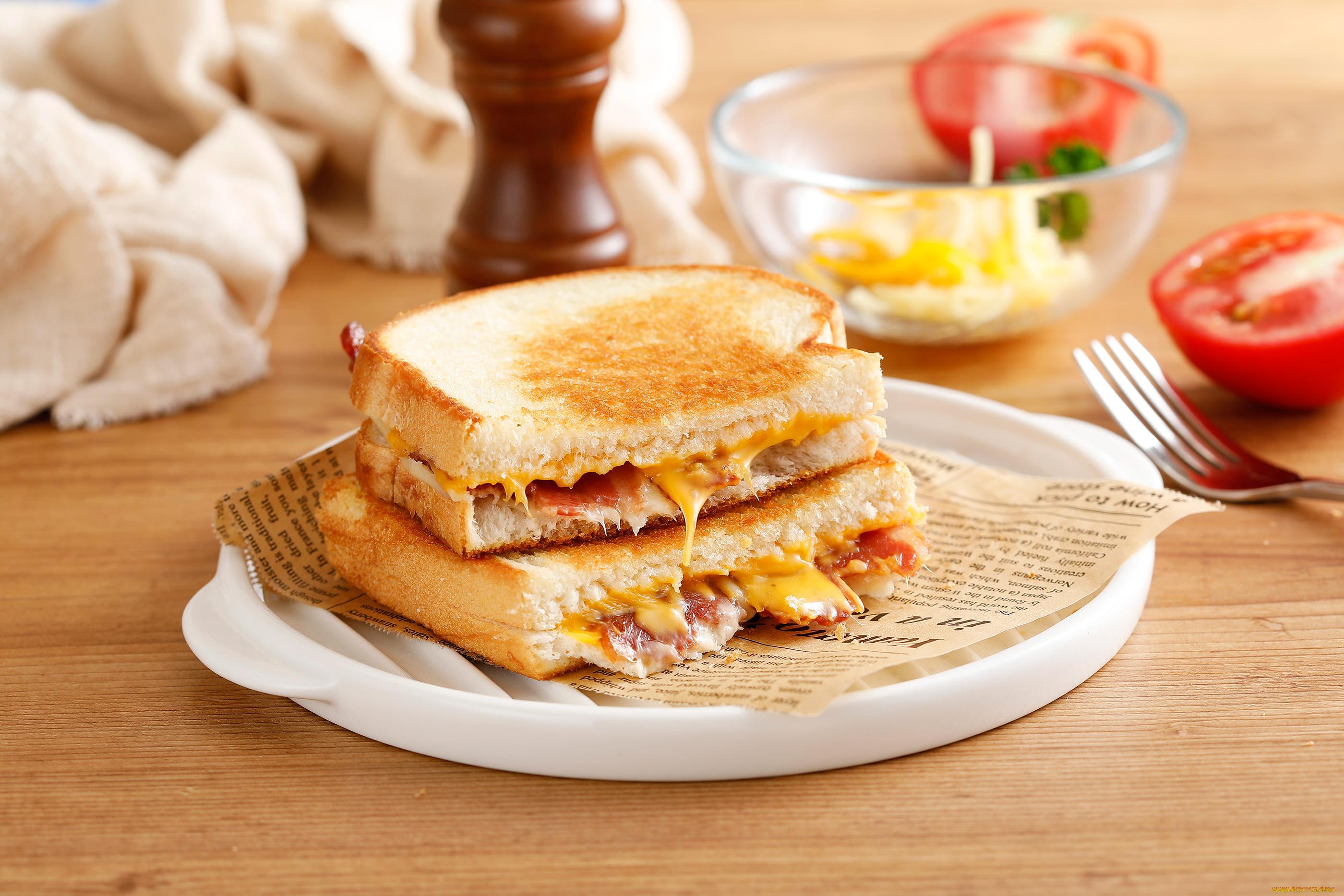 Завтрак бутерброд с сыром. Бутерброды на завтрак. Утренний бутерброд. Бутерброды с сыром на завтрак. Сэндвичи на завтрак.